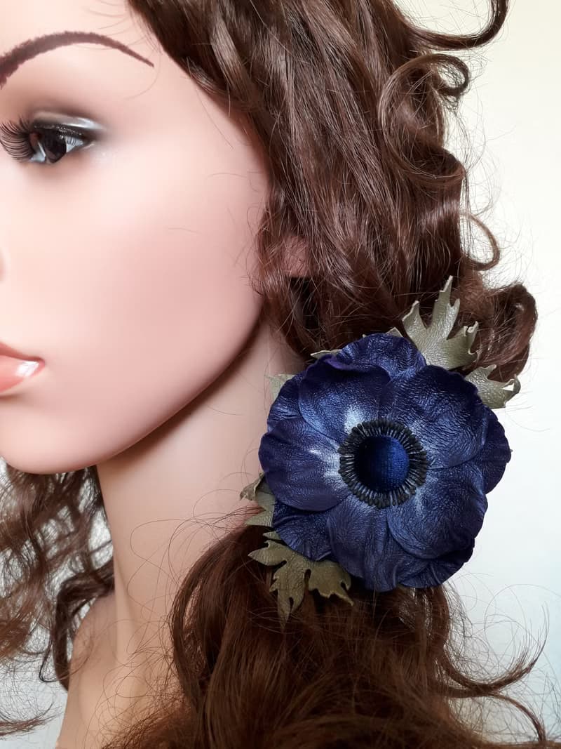 皮革胸針 Dark blue leather brooch for her Leather women's jewelry