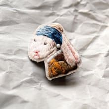 迷你手工刺繡胸針/別針 戴著珍珠耳環的的兔仔