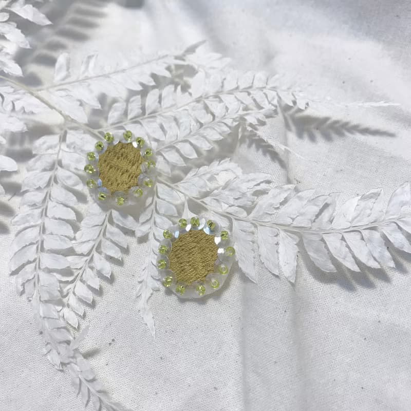 手作刺繡//精靈寶石耳環/可改夾式
