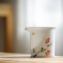 聞說 景德鎮純手繪釉下彩公道杯 朱槿迷蝶
