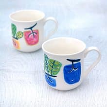 ブルーの柿模様のマグカップ