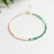 愛される要素を高めるピンクオパールと叡智を象徴するエメラルドのブレスレット 5月誕生石