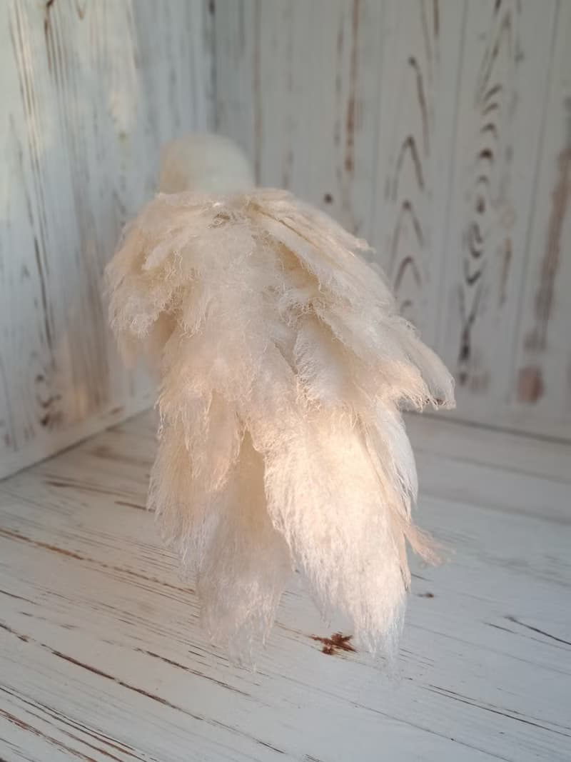 用羊毛氈製成的白色烏鴉雕塑。室內烏鴉家居裝飾