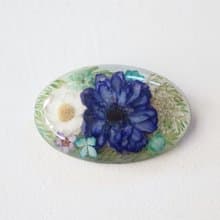 - ramillete 小さな花束 -青バラと花かんざしのブローチ　オーバル型