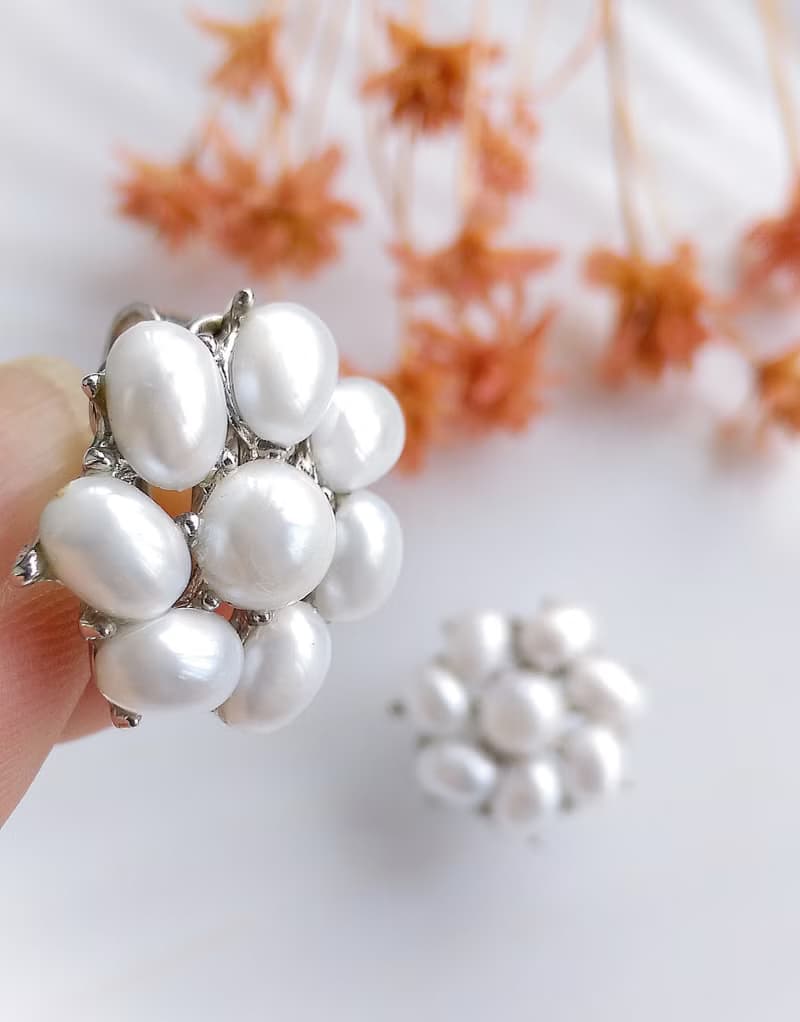 Vintage Jewelry 西洋古董飾品 TRIFARI 小巧 優雅白珠 夾式耳環