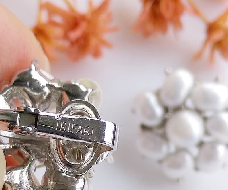 Vintage Jewelry 西洋古董飾品 TRIFARI 小巧 優雅白珠 夾式耳環