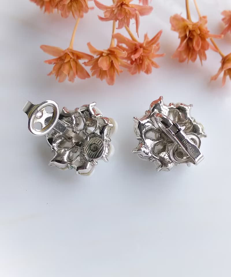 Vintage Jewelry 西洋古董飾品 TRIFARI 小巧 優雅白珠 夾式耳環