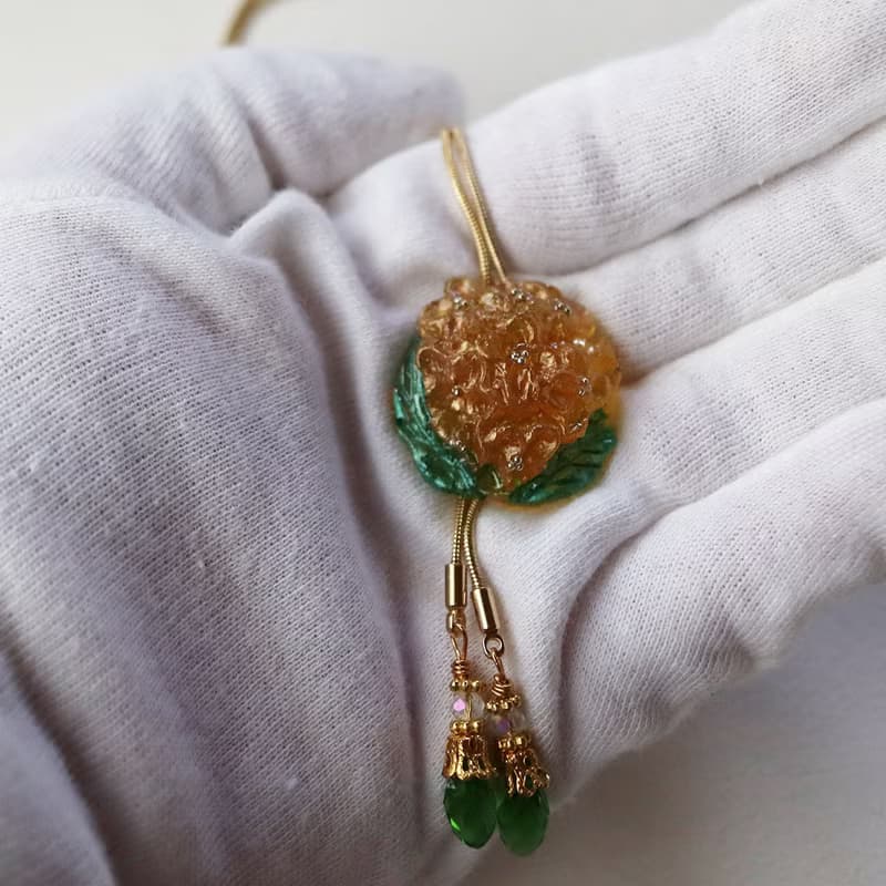 木犀花のループタイ　ネックレス・ラリエット風　金木犀×濃緑