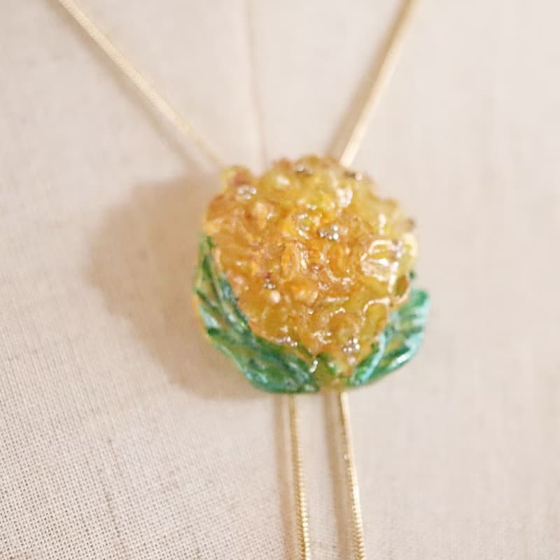 木犀花のループタイ　ネックレス・ラリエット風　金木犀×濃緑