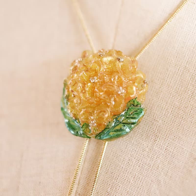 木犀花のループタイ　ネックレス・ラリエット風　金木犀×濃緑