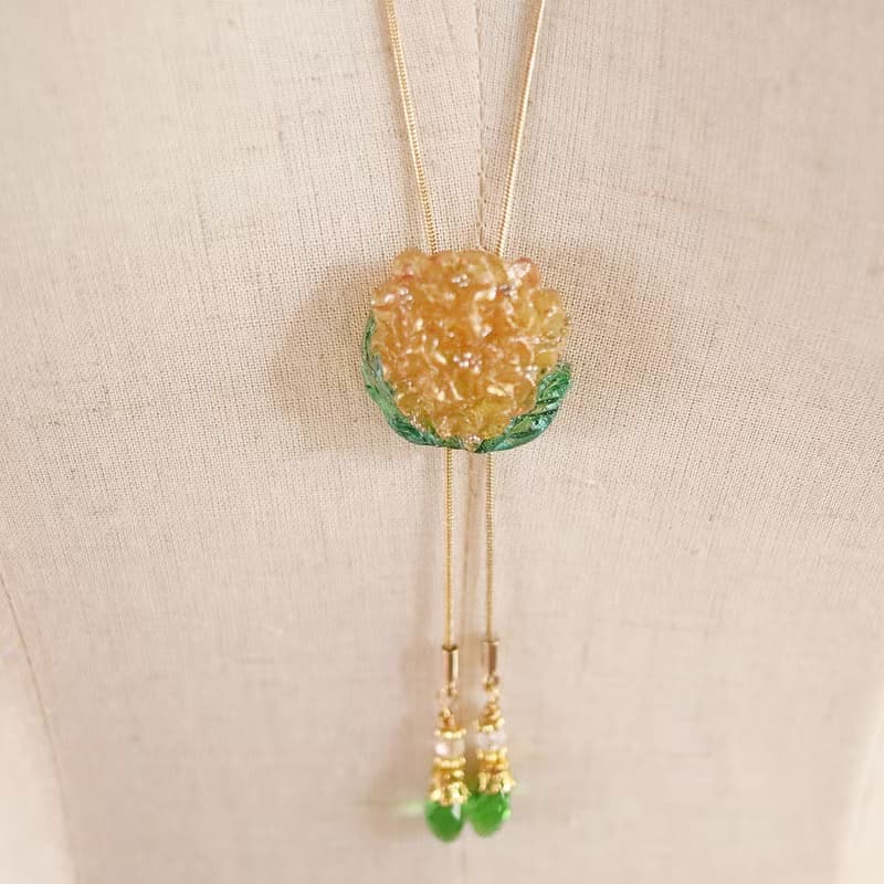 木犀花のループタイ　ネックレス・ラリエット風　金木犀×濃緑