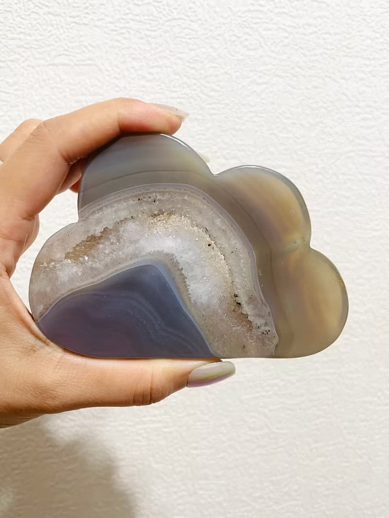 緩和心靈 平息焦慮【雲朵晶洞藍紋瑪瑙片擺件】極度稀缺/一物一拍