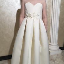 用於婚禮、生日、第一次聖餐、音樂會和其他場合的緞面花童禮服