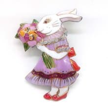 洋風白うさぎ(藤色のドレスと花束)の七宝焼ブローチ