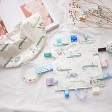 六重紗圓形圍兜+安撫巾 手搖鈴可拆下 彌月禮盒 可愛鱷魚款