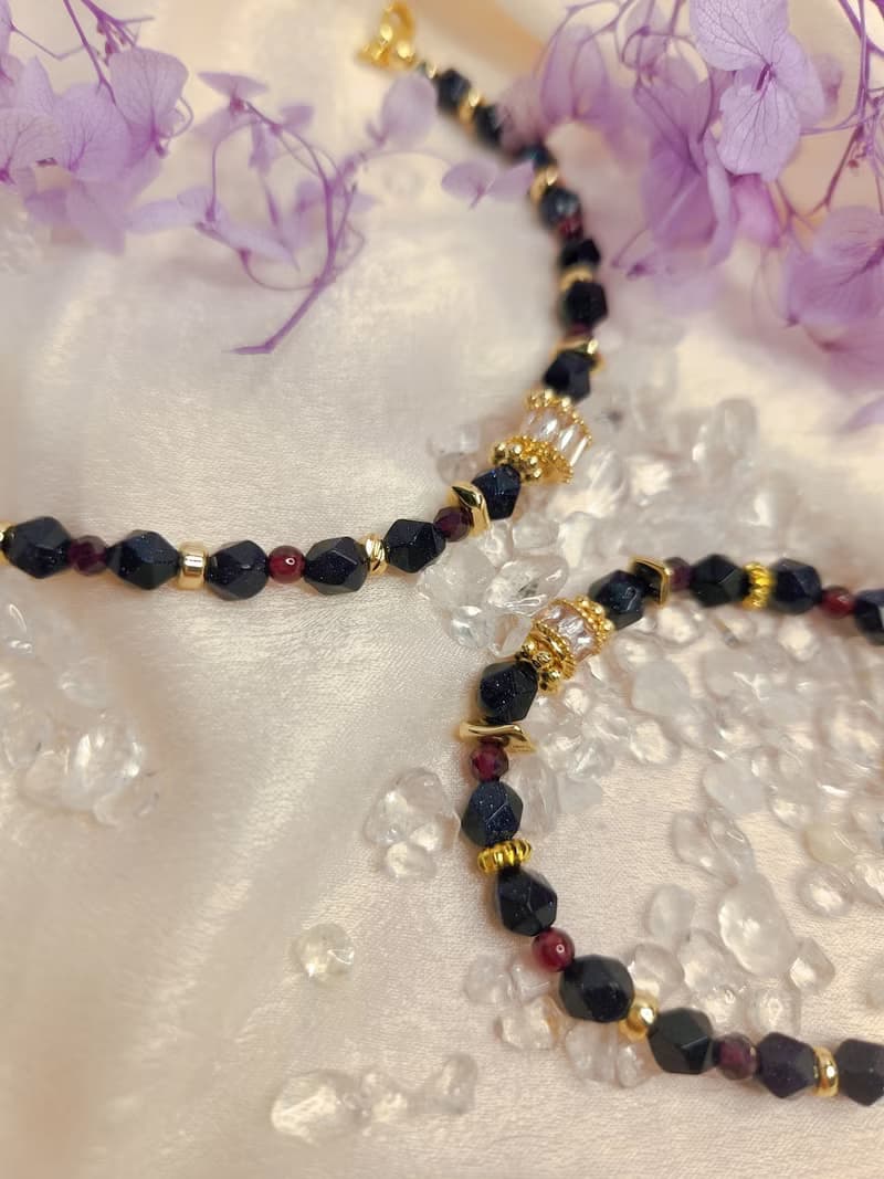 寧靜璀璨【藍】-藍砂石&石榴石│忠誠與友愛的半寶石水晶手鍊