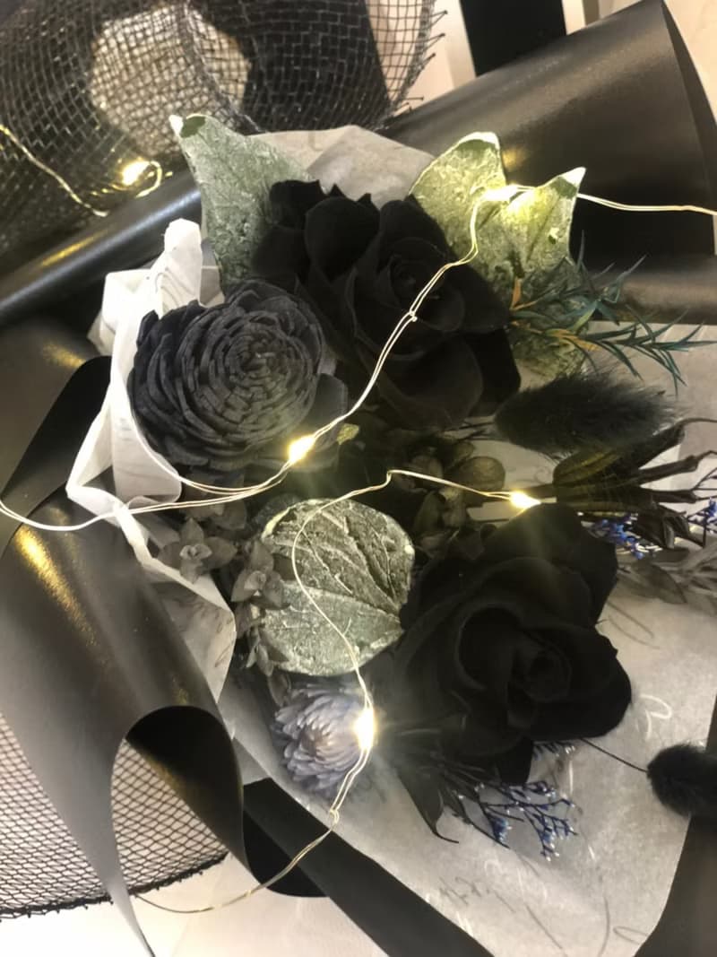 wbfxhm / 歐美黑瞳 不凋花束提盒+卡片+燈絲款