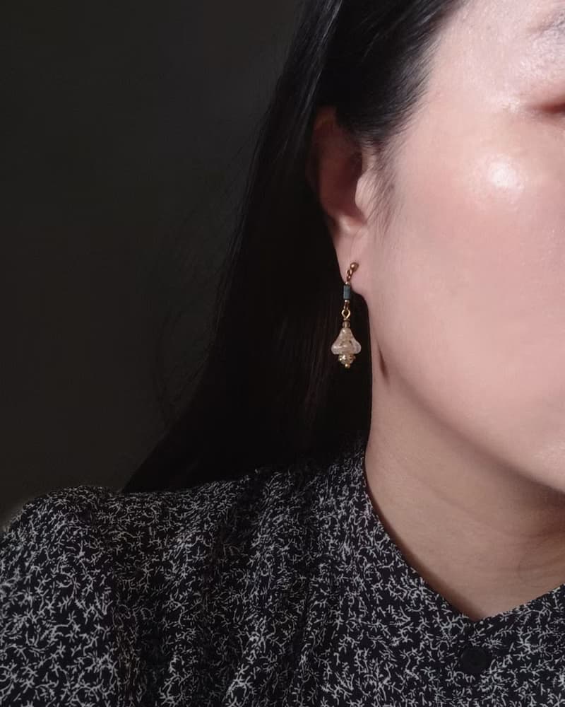 典雅花苞垂墜耳環 - 撒金色