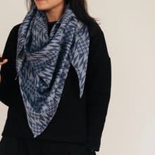 手工縫製三角圍巾圍脖頸巾 銀灰和風波浪圖案 更多圖案