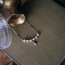 COR-DATE / 珍珠圓弧搖曳項鍊