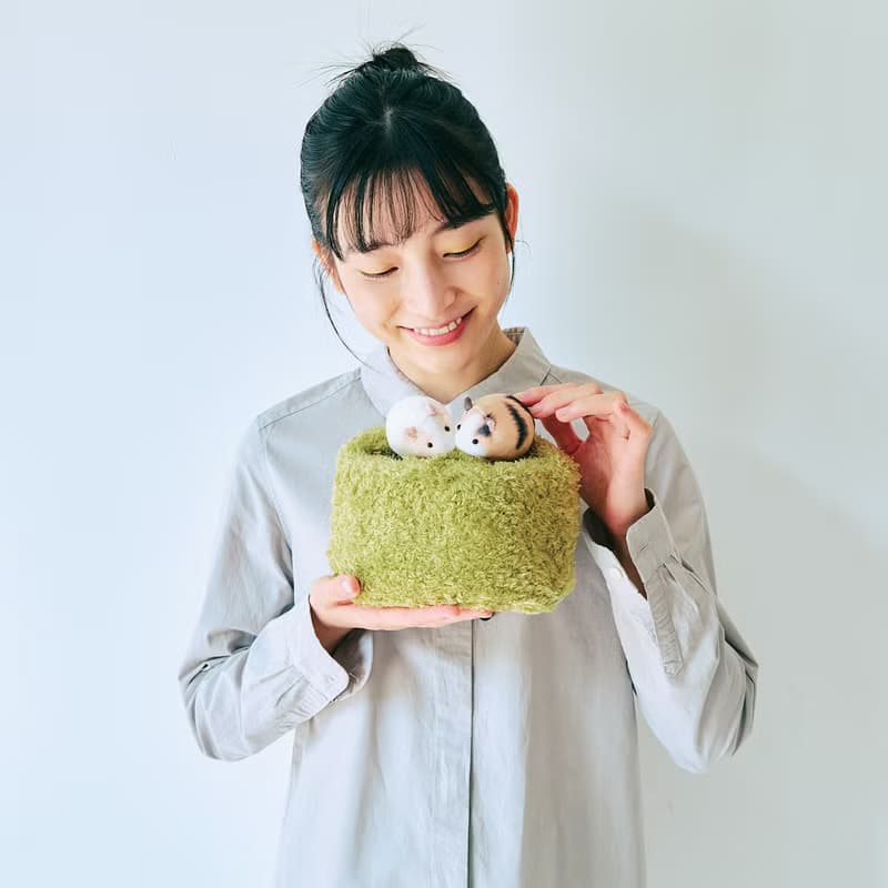 【YOU+MORE!】天竺鼠吃草造型抽繩束口化妝包