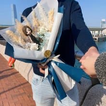 人像公仔永生花束: 畢業禮物、情侶禮物、祝賀禮物 送平面字牌