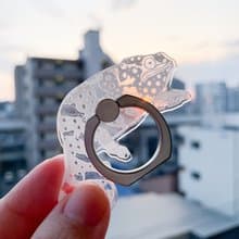 白いカメレオンの擬態スマホリング