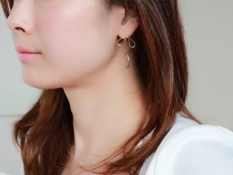 14kgf-simple curve asymmetry ribbon pierced earrings(可換耳夾)