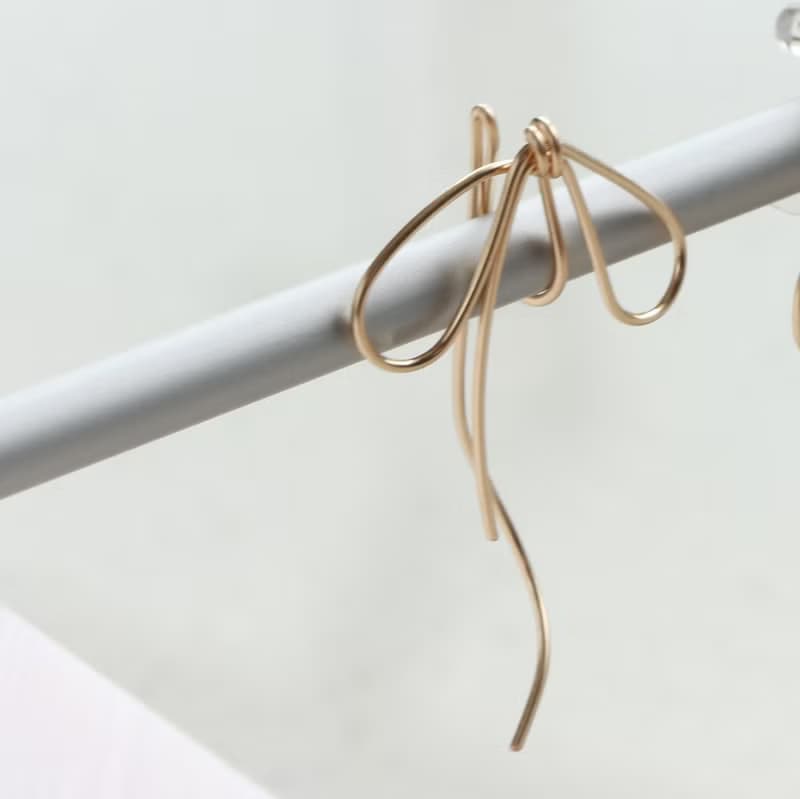 14kgf-simple curve asymmetry ribbon pierced earrings(可換耳夾)