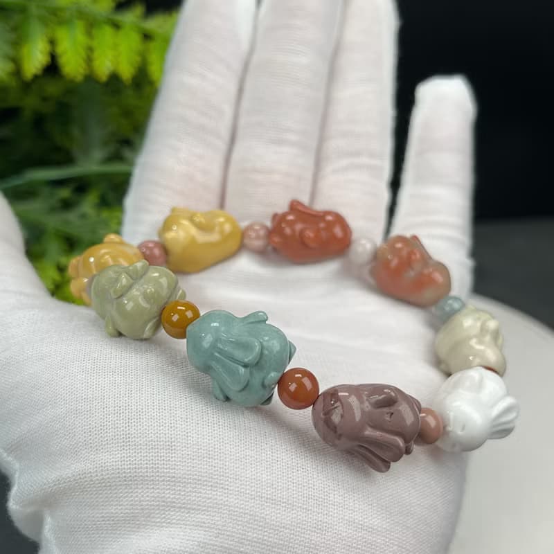 精品趣味阿拉善瑪瑙手串多彩高瓷玉化雕刻可愛飛翔小兔女大展宏圖