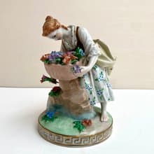 德國德累斯頓帶花的華麗復古小雕像女士