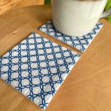 刺し子コースター2枚セット　十字花刺しペールグレー　キッチン用品　ティー用品　カフェ　日本ハンドメイド　贈り物　花柄　刺繍