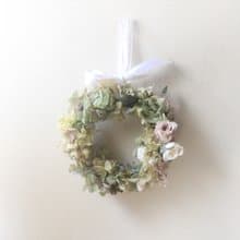 山丘上的雪球永生花玫瑰花圈