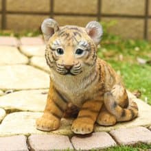 デバリエ ca225 虎 寅 縁起物 置物 ガーデン タイガー 芝生 玄関先 庭 開運 招福 プレゼント 人気