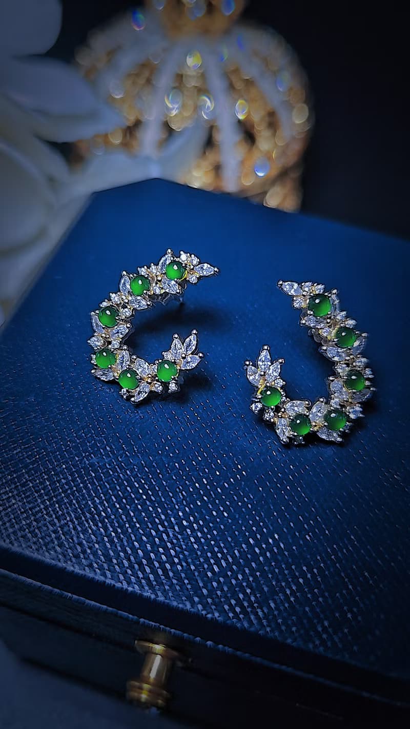 |有錢花|A貨翡翠冰玻綠蛋面3mm純銀鍍18k白花圈豪鑲款耳環