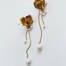 フラワーと揺れるパールのピアス(イヤリング)