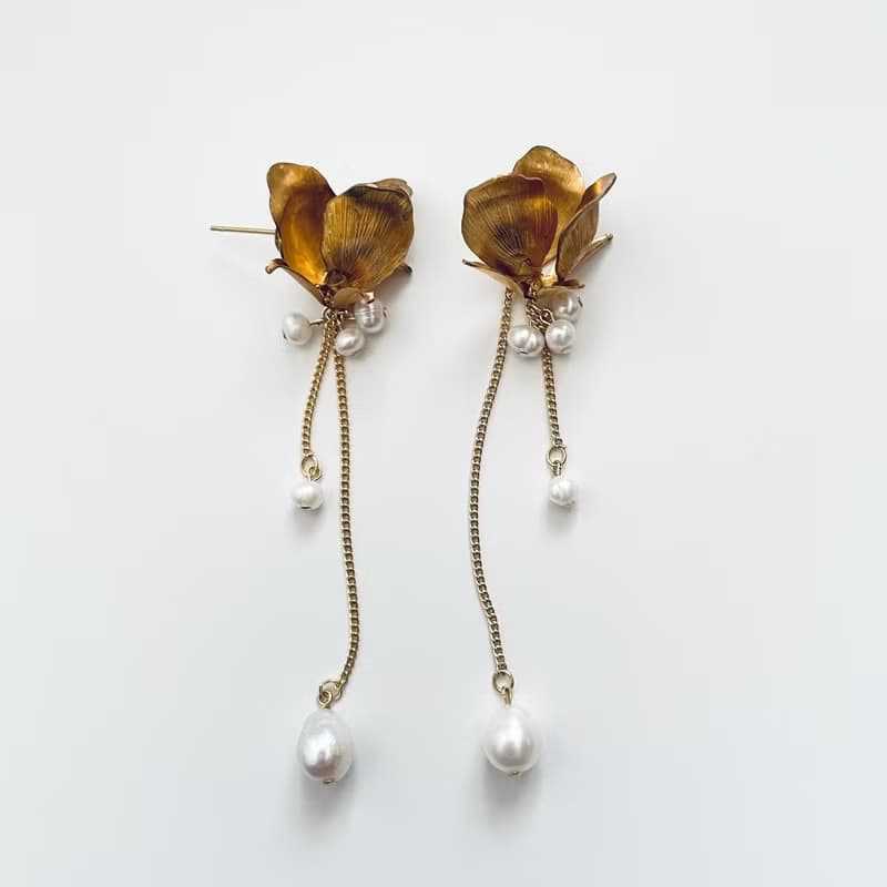 フラワーと揺れるパールのピアス(イヤリング)