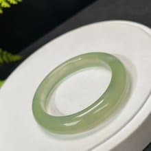 精品 蛇紋玉手鐲 50MM 冰潤湖綠色飄雪花玉手環 順遂美滿招吉納祥