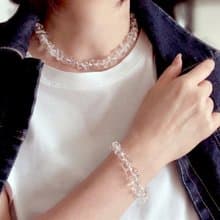 ロングにもなる  涼しげ水晶 ラフカットのネックレスとブレスレットのセット