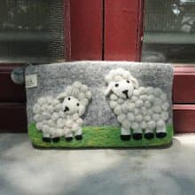 100% Wool 羊毛氈長形綿羊包_手機袋 _公平貿易