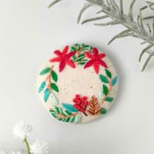 ポインセチアとグリーンリーフのクリスマスリース刺繍ブローチ