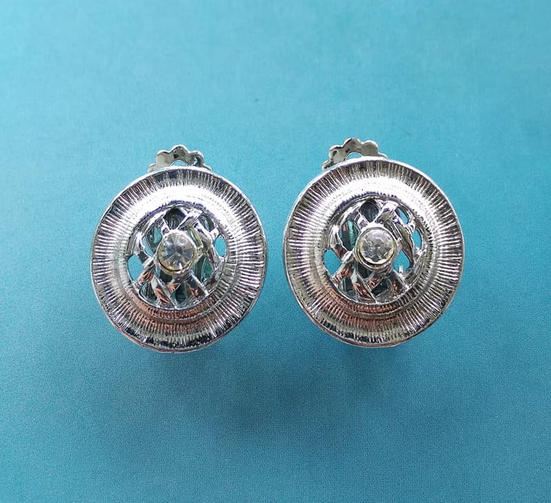 Vintage Jewelry 西洋古董飾品 銀色調 白鑽簍空 圓格 夾式耳環