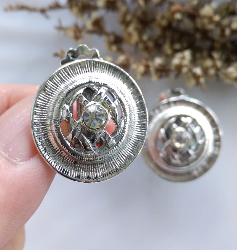 Vintage Jewelry 西洋古董飾品 銀色調 白鑽簍空 圓格 夾式耳環