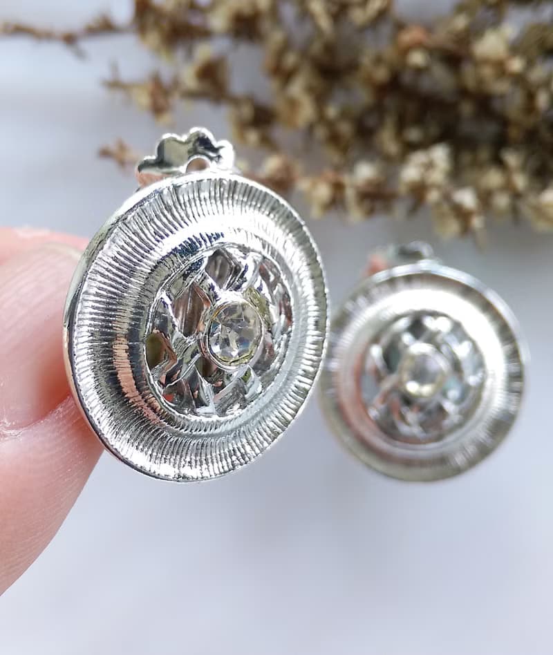 Vintage Jewelry 西洋古董飾品 銀色調 白鑽簍空 圓格 夾式耳環
