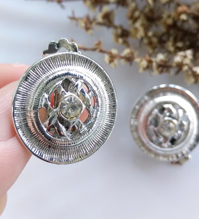 Vintage Jewelry 西洋古董飾品 銀色調 白鑽簍空 圓格 夾式耳環
