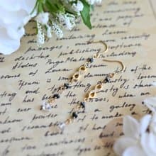 ブラックダイヤモンド原石とハーキマーダイヤモンドのインフィニティピアス 4月誕生石 単品　イヤリング可