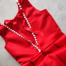 適合婚禮、生日和其他節日的象牙色緞面花童禮服