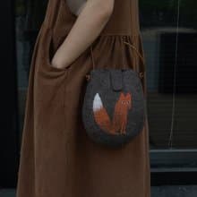 軻人羊毛氈單肩斜跨狐狸包文藝女包手工復古手機包通用款女包禮物
