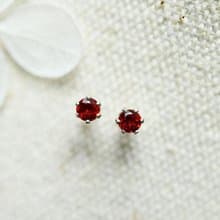 ベビーガーネットのスタッドピアス　イヤリング 1月の誕生石　3mm