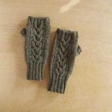 アルパカウールのアランハンドウォーマー・スモークグリーン 受注生産